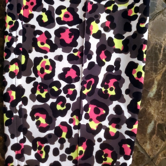Marc Cain Crop Cheetah pants with pink and yellow N4 US 10 NWT - Picture 4 of 8
